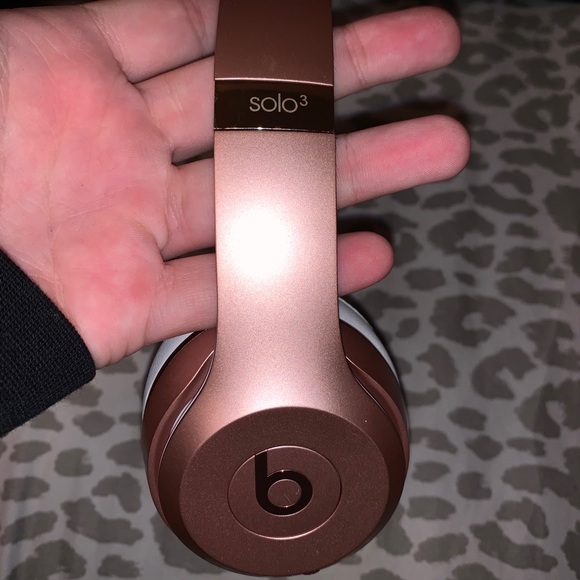 Apple Rosegold Beats Solo3 Wireless Headphones - Picture 3 of 16